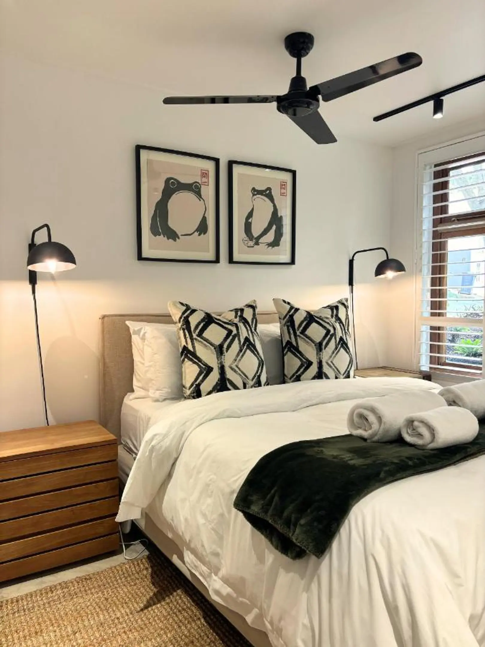 Apartment queen bed and view