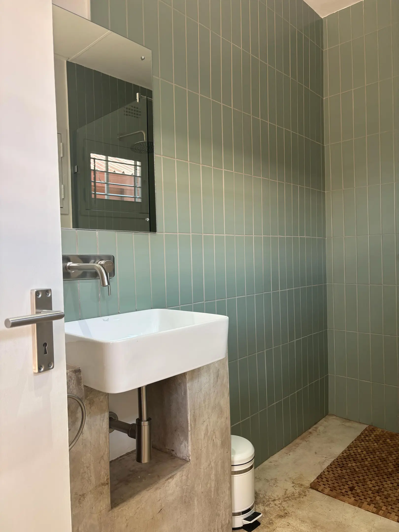 Remax Room 1 Bathroom
